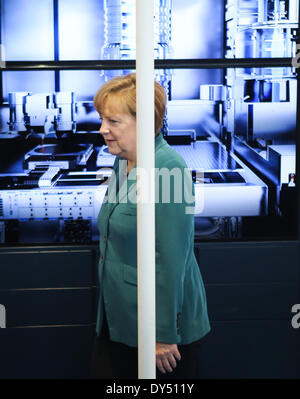 Hanovre, Allemagne. Apr 7, 2014. La chancelière allemande, Angela Merkel, visite le stand de l'Hollande 2014 foire industrielle de Hanovre à Hanovre, Allemagne, le 7 avril 2014. La Hollande est le pays partenaire de la foire industrielle de Hanovre 2014, qui se déroulera du 7 au 11 avril. Credit : Zhang Fan/Xinhua/Alamy Live News Banque D'Images