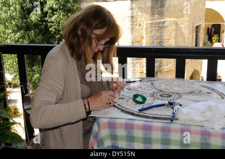 Femme faisant une mosaïque à l'intérieur du Buyuk Han du nord de Nicosie Chypre Banque D'Images