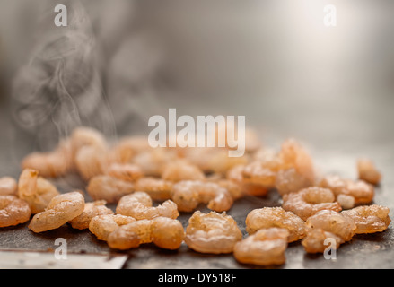 Crevettes à frire dans la cuisine Banque D'Images