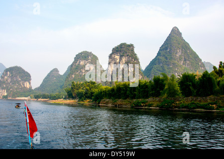 La Chine, Yangshuo Li River, comté de formations karstiques Banque D'Images