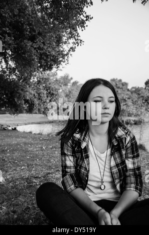 Young woman sitting on grass Banque D'Images