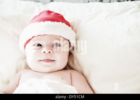 Portrait of smiling baby boy in santa hat Banque D'Images