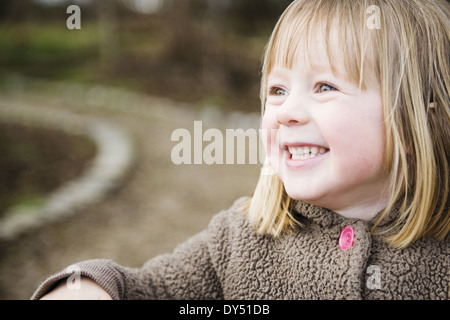 Portrait of young girl in garden Banque D'Images