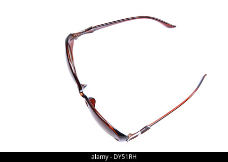 Lunettes de soleil marron isolé sur fond blanc. Banque D'Images