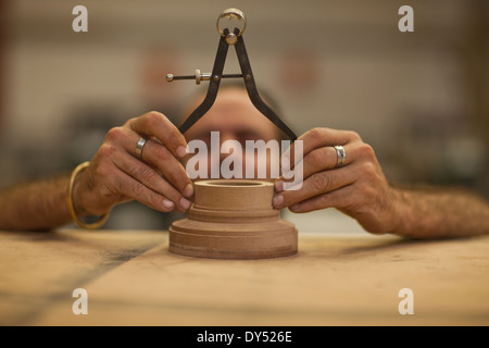 Close up of carpenter measuring tournant en bois atelier Banque D'Images