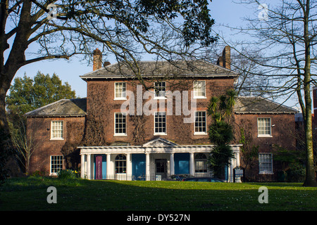 Southernhay House,Exeter, est une villa de trois étages dans l'est presque Southernhay face à l'entrée de la cathédrale proche,humaniste classique Dori Banque D'Images