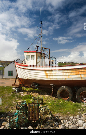 L'Irlande, Co Donegal, Gweedore, Meenaclady Harbour, bateau de pêche sur la remorque Banque D'Images