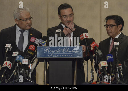 Kuala Lumpur, Malaisie. Apr 7, 2014. Le ministre des Transports malaisien Hishammuddin Hussein (C), sous-ministre des Affaires étrangères, Hamzah Zainuddin (L) et la Malaisie Département de l'Aviation Civile (DCA) Directeur général, Azharuddin Abdul Rahman (R) à la recherche de notes au cours d'une conférence de presse sur les disparus du vol MH370 de Malaysia Airlines à Kuala Lumpur le 7 avril 2014. Credit : ZUMA Press, Inc./Alamy Live News Banque D'Images