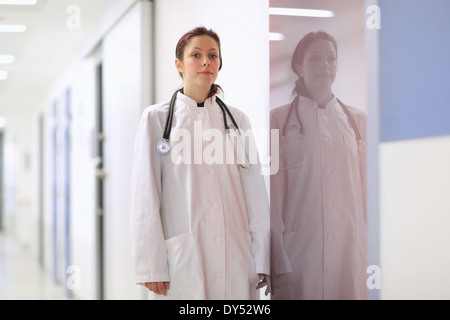 Portrait of female doctor standing in hospital corridor Banque D'Images