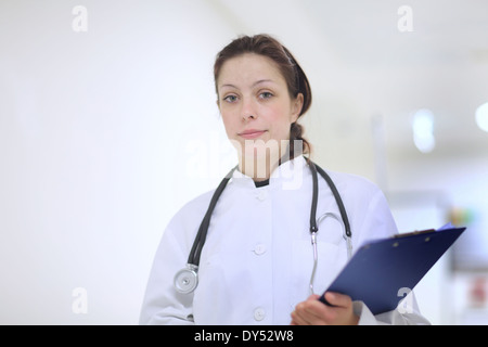 Portrait of female doctor holding clip board Banque D'Images