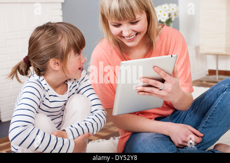 Young woman using digital tablet Banque D'Images