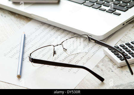 Travailler, d'analyser et de faire des calculs Banque D'Images