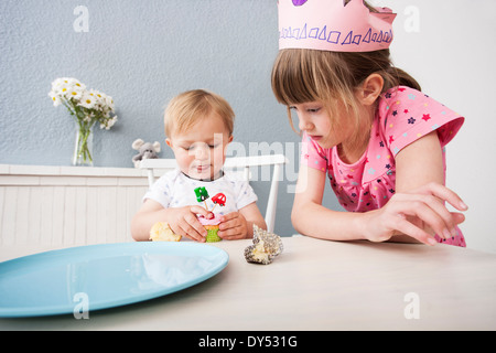 Baby boy playing with cupcake Banque D'Images