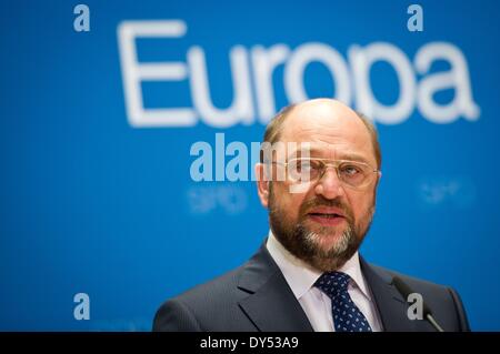 Berlin, Allemagne. 07Th avr, 2014. Le premier candidat du Parti Social-démocrate d'Allemagne (SPD) pour les élections européennes, Martin Schulz, tient une conférence de presse à Berlin, Allemagne, 07 avril 2014. Élections européennes aura lieu le 25 mai 2014. Photo : DANIEL NAUPOLD/DPA/Alamy Live News Banque D'Images