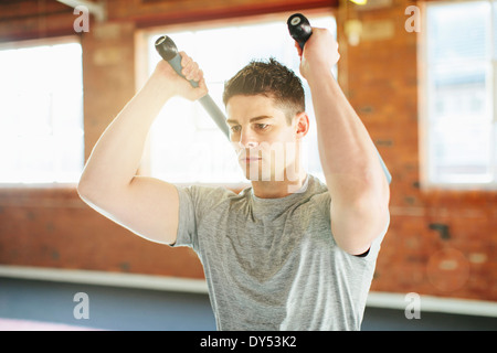 Man lifting weights in gym Banque D'Images