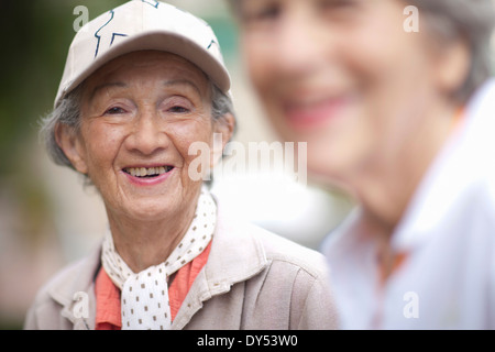 Deux hauts femmes parlant à la retraite villa garden Banque D'Images