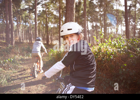 Les frères jumeaux sur vélos BMX in forest Banque D'Images