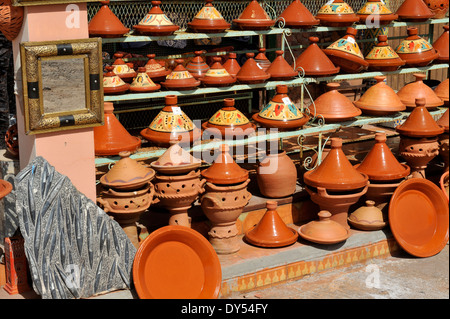 Magasin de vente de poterie traditionnelle marocaine et de souvenirs dans le village de Essour sur R203 route de Marrakech Banque D'Images