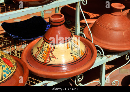 La poterie vernissée traditionnelle marocaine tagine de cuisson en sur l'affichage dans la boutique Banque D'Images