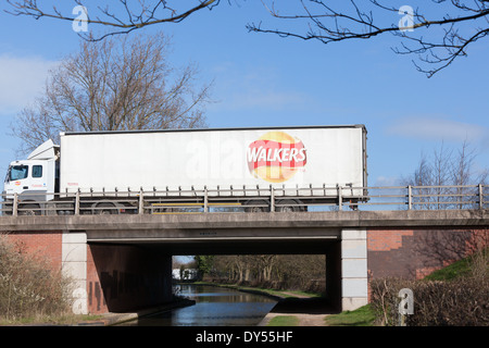 Un camion transportant des marcheurs chips et snacks. Banque D'Images