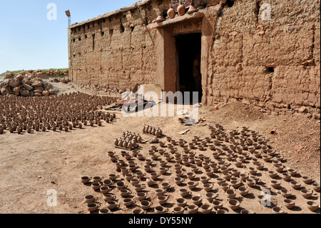 Atelier de poterie près de Ansi, le Maroc, avec les tasses, pichets, pots le séchage à l'air avant de faire feu Banque D'Images