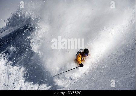 Mid adult male skier sur accélération, Obergurgl, Austria Banque D'Images
