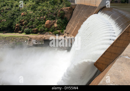 Le barrage swadini chute près de la blyde river avec le dragensberg comme arrière-plan Banque D'Images