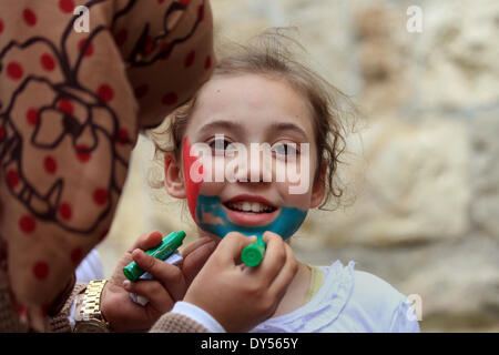 Jérusalem, Jérusalem, territoire palestinien. Apr 7, 2014. Une fille palestinienne a son drapeau national peint sur son visage lors d'une célébration soulignant la Journée internationale des enfants, à Jérusalem le 7 avril 2014 Crédit : Saeed Qaq/APA Images/ZUMAPRESS.com/Alamy Live News Banque D'Images