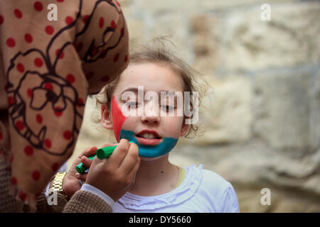 Jérusalem, Jérusalem, territoire palestinien. Apr 7, 2014. Une fille palestinienne a son drapeau national peint sur son visage lors d'une célébration soulignant la Journée internationale des enfants, à Jérusalem le 7 avril 2014 Crédit : Saeed Qaq/APA Images/ZUMAPRESS.com/Alamy Live News Banque D'Images