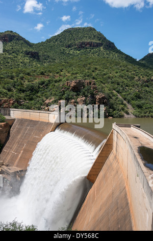 Le barrage swadini chute près de la blyde river avec le dragensberg comme arrière-plan Banque D'Images