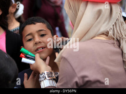 Jérusalem, Jérusalem, territoire palestinien. Apr 7, 2014. Un garçon palestinien a son drapeau national peint sur son visage lors d'une célébration soulignant la Journée internationale des enfants, à Jérusalem le 7 avril 2014 Crédit : Saeed Qaq/APA Images/ZUMAPRESS.com/Alamy Live News Banque D'Images