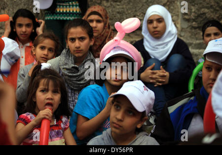 Jérusalem, Jérusalem, territoire palestinien. Apr 7, 2014. Les enfants palestiniens prennent part à une cérémonie organisée pour marquer la Journée internationale des enfants, à Jérusalem le 7 avril 2014 Crédit : Saeed Qaq/APA Images/ZUMAPRESS.com/Alamy Live News Banque D'Images