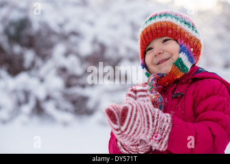 Jeune fille profitant de neige de l'hiver Banque D'Images