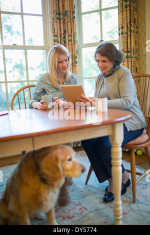 Senior woman and granddaughter using digital tablet Banque D'Images