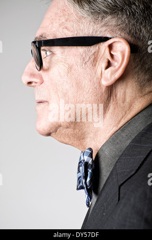 Portrait of senior man wearing bowtie, side view Banque D'Images