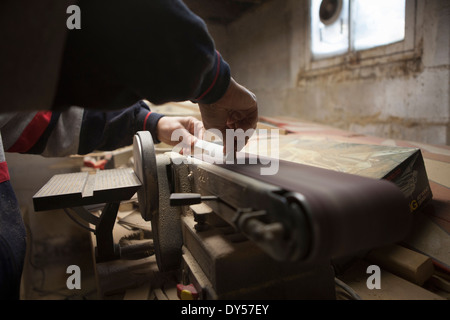 Close up of young bande abrasive en atelier Banque D'Images