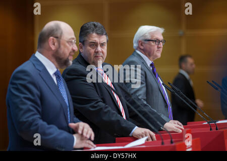 Berlin, Allemagne. 7 avril, 2014. Conférence de presse conjointe à l'issue de la réunion de l'exécutif du parti SPD avec le chef du parti du SPD, Sigmar Gabriel, le premier candidat commun des socialistes européens pour les élections au Parlement européen, Martin Schulz, et ainsi le ministre des Affaires étrangères Frank-Walter Steinmeier à Willy Brandt-Haus à Berlin. / Photo : Sigmar Gabriel (SPD), chef du parti SPD allemand et ministre de l'économie et de l'énergie, et candidat des socialistes européens pour les élections au Parlement européen, Martin Schulz, et Frank-Walter STEINMEIER (SPD), Ministre des affaires étrangères allemand. Banque D'Images