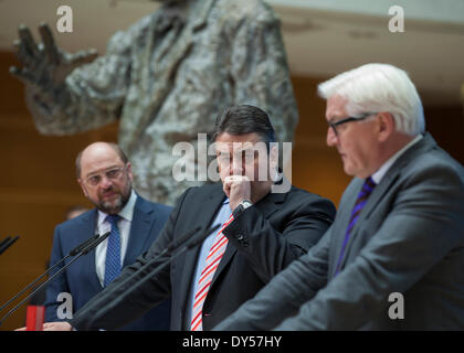 Berlin, Allemagne. 7 avril, 2014. Conférence de presse conjointe à l'issue de la réunion de l'exécutif du parti SPD avec le chef du parti du SPD, Sigmar Gabriel, le premier candidat commun des socialistes européens pour les élections au Parlement européen, Martin Schulz, et ainsi le ministre des Affaires étrangères Frank-Walter Steinmeier à Willy Brandt-Haus à Berlin. / Photo : Sigmar Gabriel (SPD), chef du parti SPD allemand et ministre de l'économie et de l'énergie, et candidat des socialistes européens pour les élections au Parlement européen, Martin Schulz, et Frank-Walter STEINMEIER (SPD), Ministre des affaires étrangères allemand. Banque D'Images