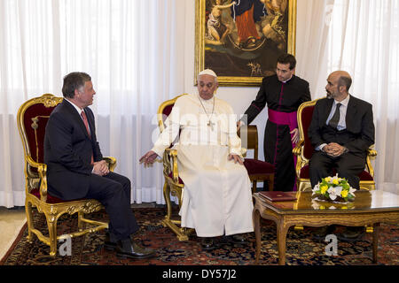 La cité du Vatican. 7 avril, 2014. Le pape François rencontre le roi de Jordanie Abdallah II H.M. dans cette photo roi de Gordan S.M. Abdallah II, le Pape François et le prince Ghazi Bin Muhammad| Head, de l'Institut royal d'études interreligieuse : crédit facile vraiment Star/Alamy Live News Banque D'Images