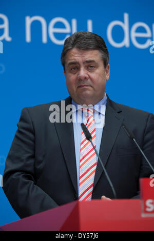 Berlin, Allemagne. 7 avril, 2014. Conférence de presse conjointe à l'issue de la réunion de l'exécutif du parti SPD avec le chef du parti du SPD, Sigmar Gabriel, le premier candidat commun des socialistes européens pour les élections au Parlement européen, Martin Schulz, et ainsi le ministre des Affaires étrangères Frank-Walter Steinmeier à Willy Brandt-Haus à Berlin. / Photo : Sigmar Gabriel (SPD), chef du parti SPD allemand et ministre de l'économie et de l'énergie. Banque D'Images