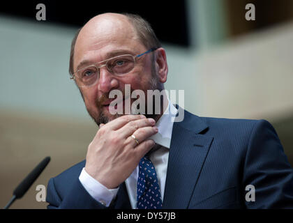 Berlin, Allemagne. 7 avril, 2014. Conférence de presse conjointe à l'issue de la réunion de l'exécutif du parti SPD avec le chef du parti du SPD, Sigmar Gabriel, le premier candidat commun des socialistes européens pour les élections au Parlement européen, Martin Schulz, et ainsi le ministre des Affaires étrangères Frank-Walter Steinmeier à Willy Brandt-Haus à Berlin. / Photo : Martin Schulz, candidat des socialistes européens pour les élections européennes Banque D'Images