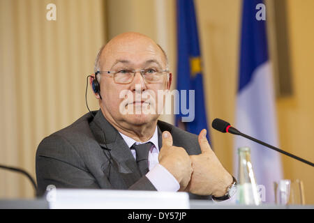 Berlin, Allemagne. 7 avril, 2014. Conférence de presse conjointe avec M. BM, Wolfgang Schäuble et nouveau ministre français des Finances Michel Sapin sur le sujet " visite inaugurale ; des relations bilatérales et des sujets européens ", le Ministère fédéral allemand des finances à Berlin. / Photo : nouveau ministre français des Finances Michel Sapin. Credit : Reynaldo Chaib Paganelli/Alamy Live News Banque D'Images