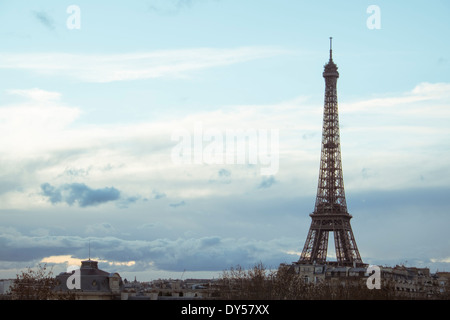 La Tour Eiffel, Paris, France, comme vu à travers une fenêtre. Banque D'Images