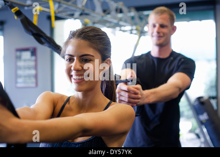 Couple working out in gym Banque D'Images