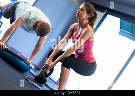 Couple working out in gym Banque D'Images