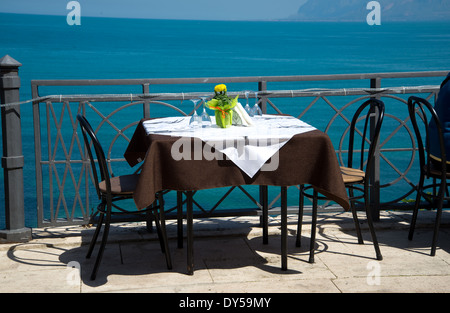 Table dans un restaurant sur la mer Banque D'Images