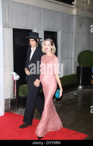 Socialite Peaches Geldof et Thomas Cohen arriver au Style Awards elle à l'Hôtel Savoy à Londres, Angleterre, le 11 février 2013. Photo : Hubert Boesl Banque D'Images