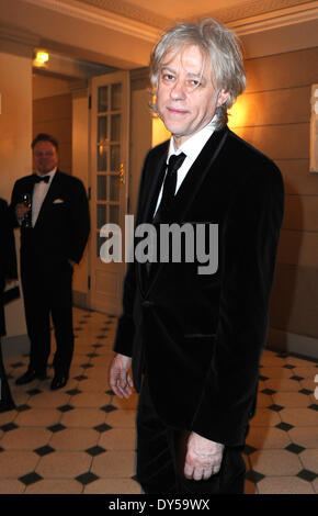 Berlin, Allemagne. 13 fév, 2012. La chanteuse irlandaise Sir Bob Geldof assiste à l'événement de bienfaisance Cinema pour la paix dans le cadre de la 62ème Berlinale à Berlin, Allemagne, 13 février 2012. Depuis 2002 Cinéma pour la paix a été une initiative à l'échelle mondiale, la promotion de l'humanité par l'intermédiaire de film tout en invitant les membres de la communauté cinématographique internationale à assister à l'assemblée annuelle pour la paix Cinéma Award-Gala-nuit pendant le Festival International du Film de Berlin. Photo : Britta Pedersen/dpa/Alamy Live News Banque D'Images