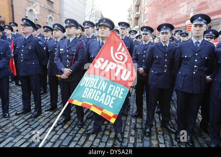 Dublin, Irlande. 7 avril 2014. Les pompiers de la Brigade des Pompiers de Dublin, habillés en uniforme, écouter les discours. Les pompiers de la Brigade des Pompiers de Dublin (DFB) ont protesté devant l'Hôtel de ville de Dublin pour le maintien de l'ambulance. Les propositions présentées par le conseil municipal de Dublin voir un examen et un éventuel déménagement du service à l'HSE (Health Service Executive) National Service d'ambulance. Crédit : Michael Debets/Alamy Live News Banque D'Images