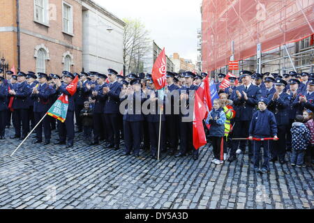 Dublin, Irlande. 7 avril 2014. Les pompiers de la Brigade des Pompiers de Dublin, habillés en uniforme, pour applaudir les discours. Les pompiers de la Brigade des Pompiers de Dublin (DFB) ont protesté devant l'Hôtel de ville de Dublin pour le maintien de l'ambulance. Les propositions présentées par le conseil municipal de Dublin voir un examen et un éventuel déménagement du service à l'HSE (Health Service Executive) National Service d'ambulance. Crédit : Michael Debets/Alamy Live News Banque D'Images